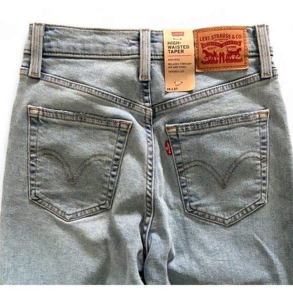 Women’s NWT Levi Strauss High Waisted Mom Jean Light Wash 26” Waist 27” Inseam - Picture 7 of 7